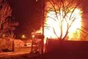 Video: Feroz incendio consumió una vivienda familiar en City Bell