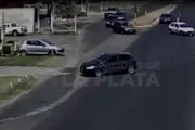 Video: Cruzó un semáforo en rojo en Villa Elisa y terminó contra un poste