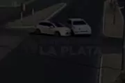 Video: Dobló sin mirar y causó un accidente en Camino Centenario y 422