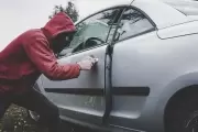 No dejes cosas en el auto: En City Bell te roban hasta los mandados