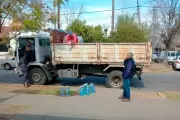 Sigue el drama de los bidones de ABSA en Gonnet: "Tengo que tomar agua envenenada"