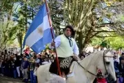 Abrazo simbólico y desfile en City Bell por el Día de la Tradición