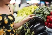 🍆 Feria Verde con precios populares en Villa Elisa: 2 kilos de berenjena por $1000