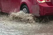 💦 Video: Así está la calle de Gonnet que se convirtió en "laguna"