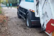 😡 Polémica en City Bell por un camión de basura encajado